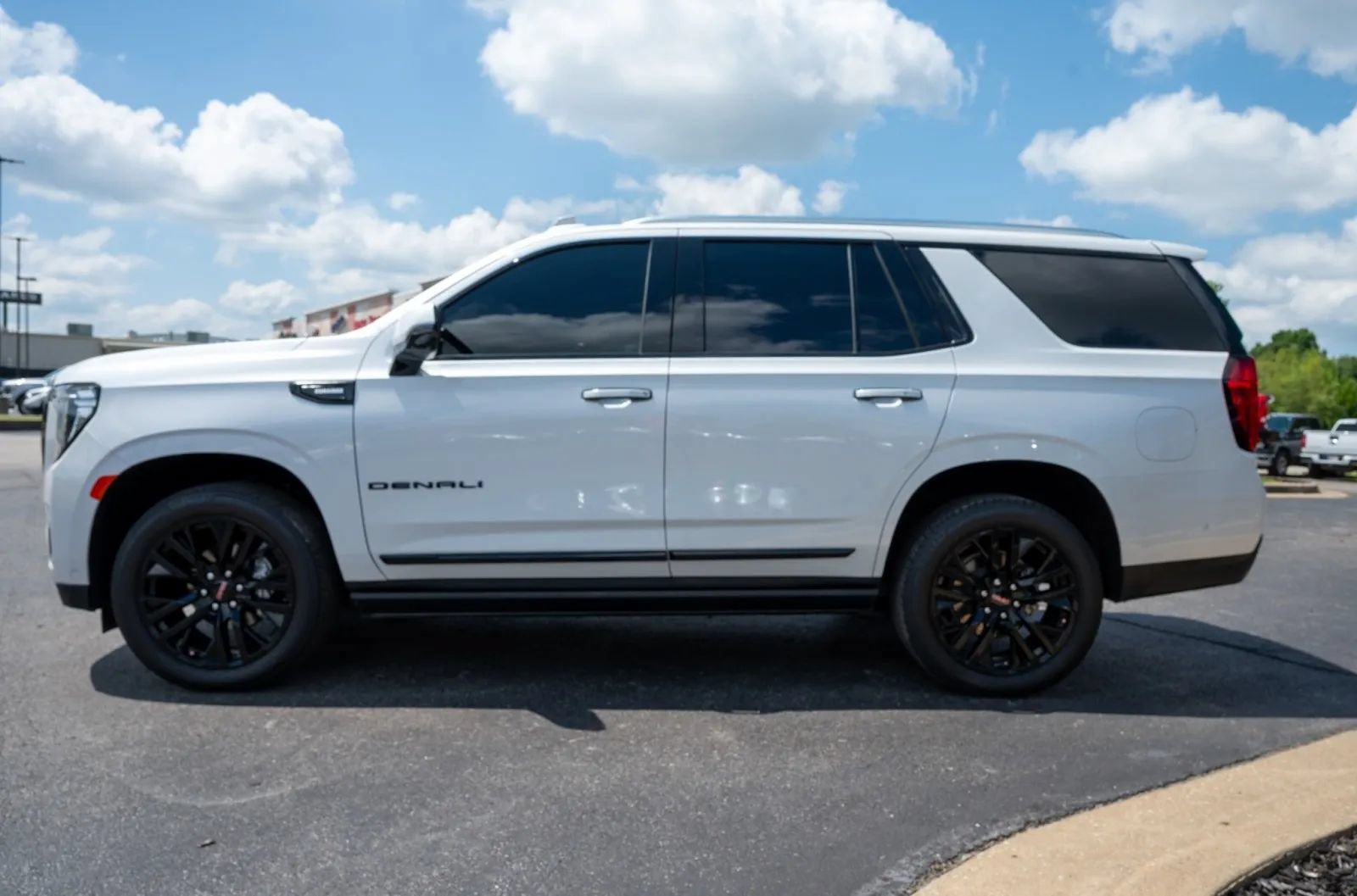 Used 2024 GMC Yukon Denali w/ Denali Reserve Package AWD/4WD image 5