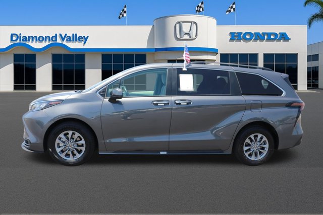 Used 2025 Toyota Sienna XLE FWD image 9
