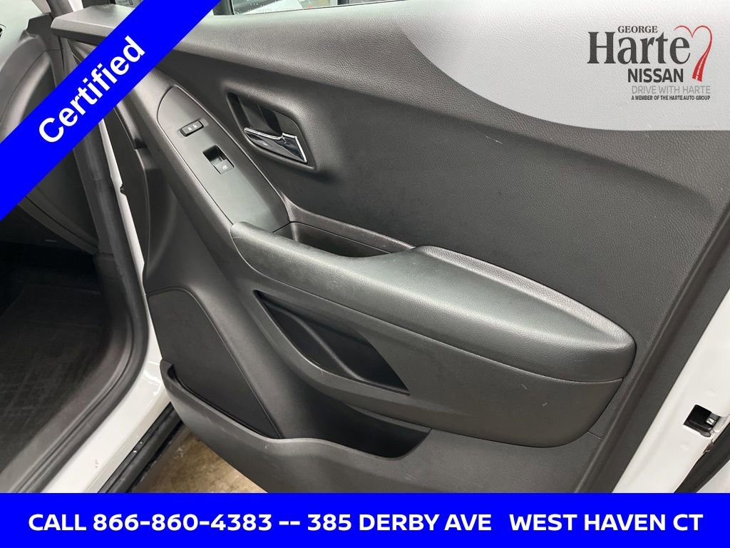 Used 2022 Chevrolet Trax LT w/ LT Convenience Package image 16