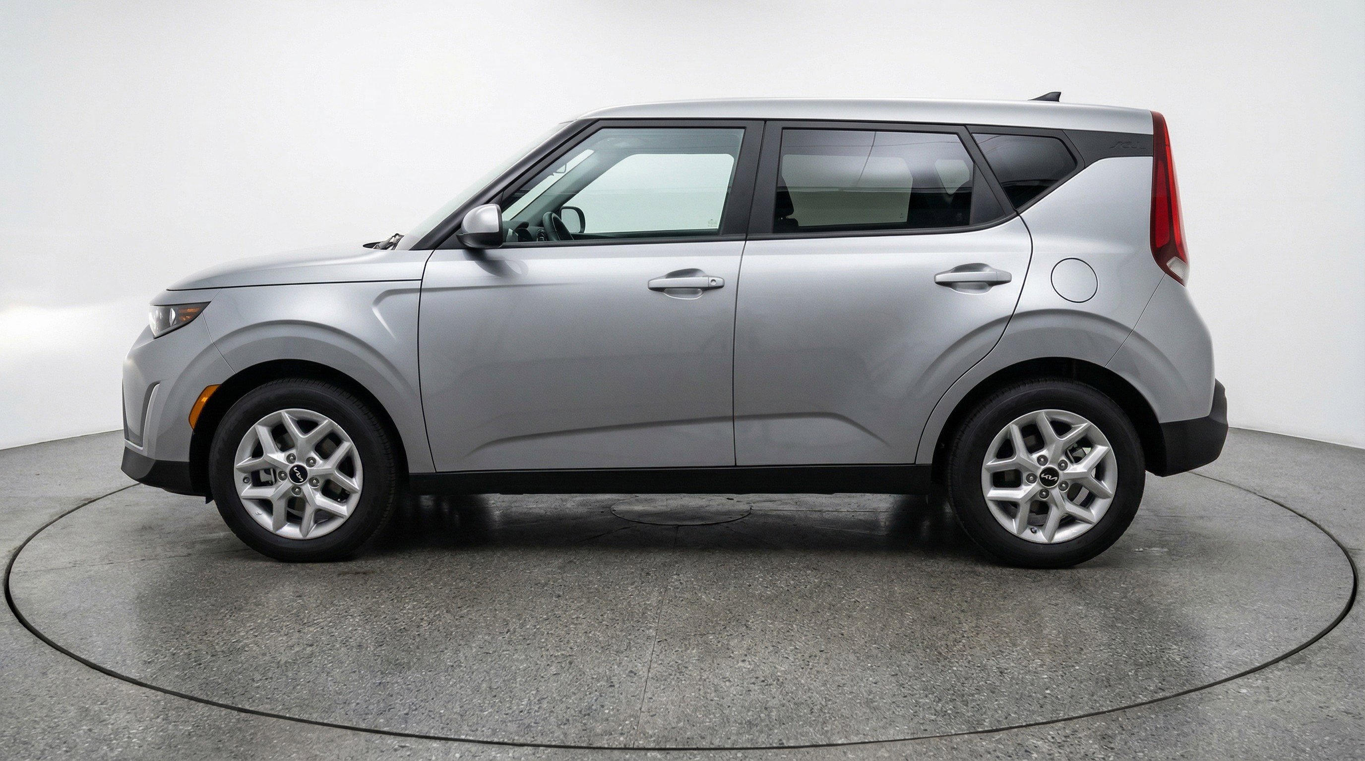 Used 2025 Kia Soul LX w/ LX Technology Package FWD image 5