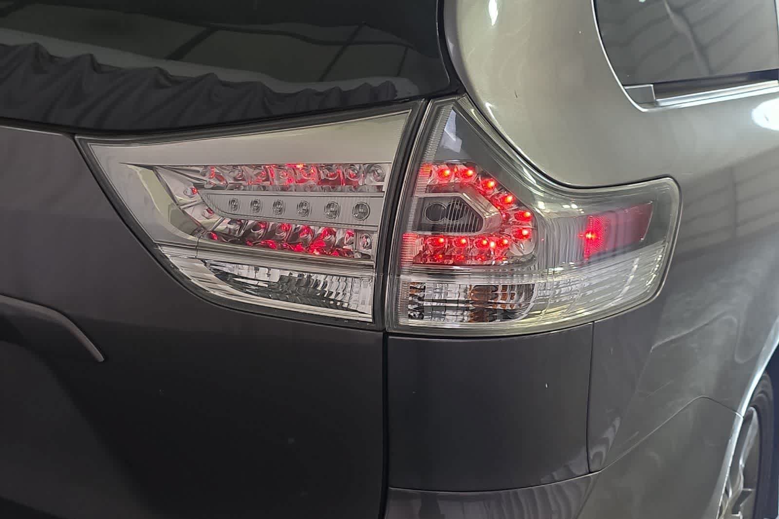 Used 2015 Toyota Sienna SE w/ SE Preferred Package FWD image 13