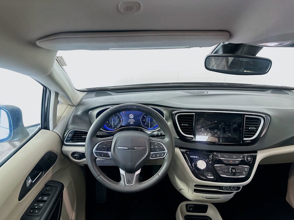 Used 2023 Chrysler Pacifica Touring-L image 20