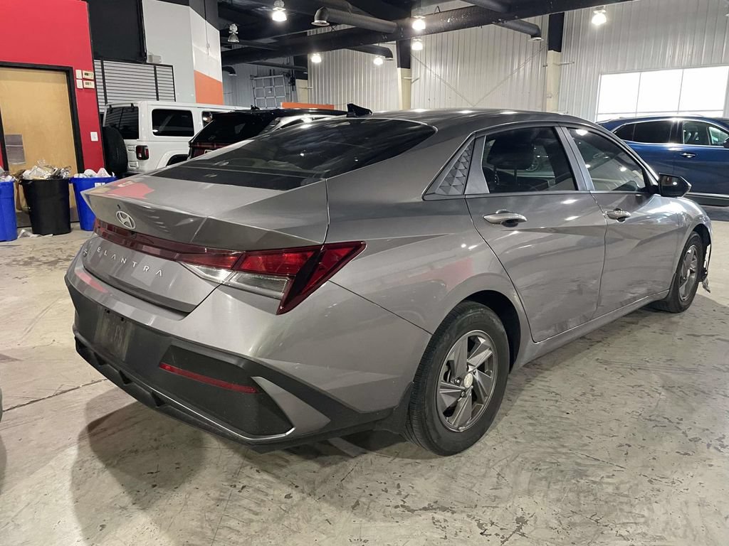 Used 2024 Hyundai Elantra SE FWD image 6