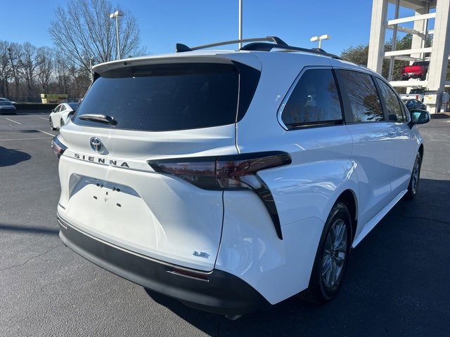 Used 2025 Toyota Sienna LE image 5