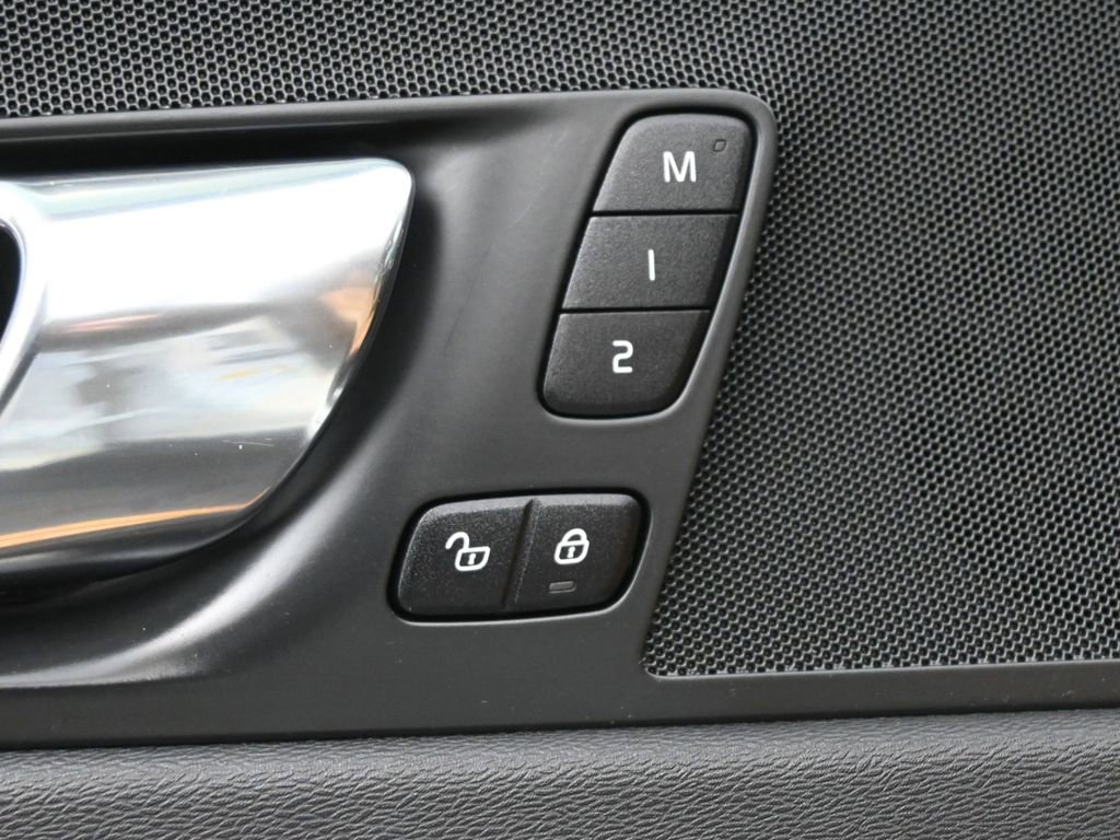 Used 2020 Volvo XC60 T5 Momentum image 4