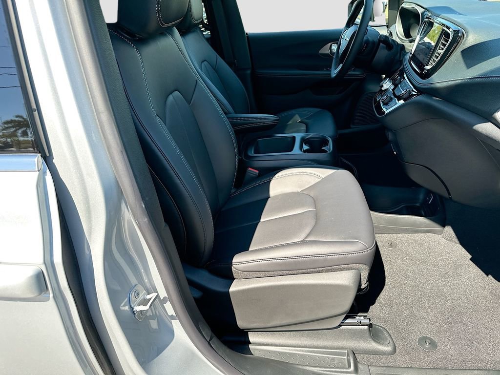 New 2026 Chrysler Pacifica Select FWD image 28
