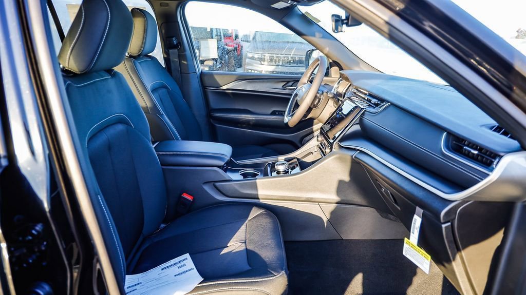 New 2025 Jeep Grand Cherokee Laredo X w/ Luxury Tech Group I image 18