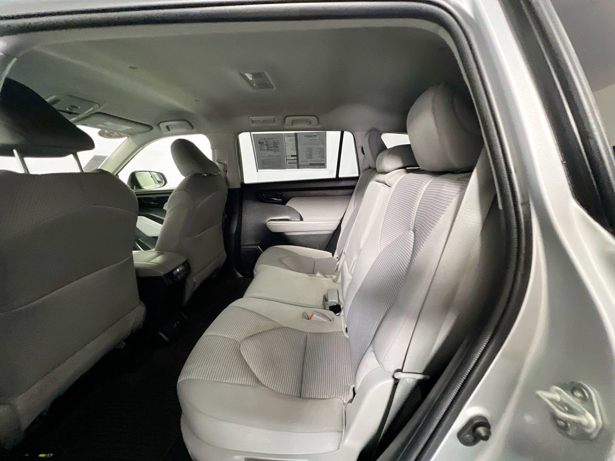 Used 2023 Toyota Highlander LE image 29