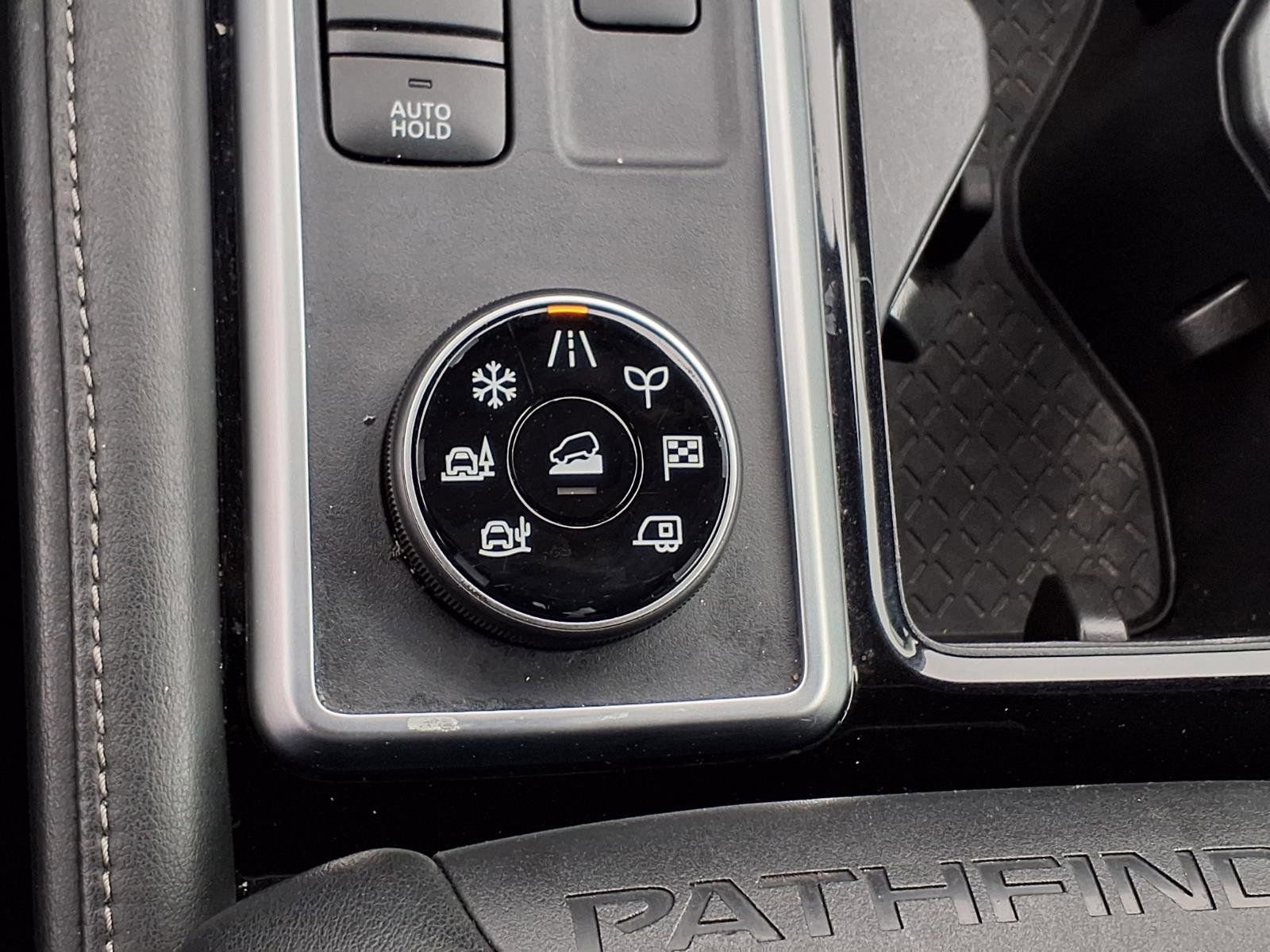 Used 2025 Nissan Pathfinder SV image 14