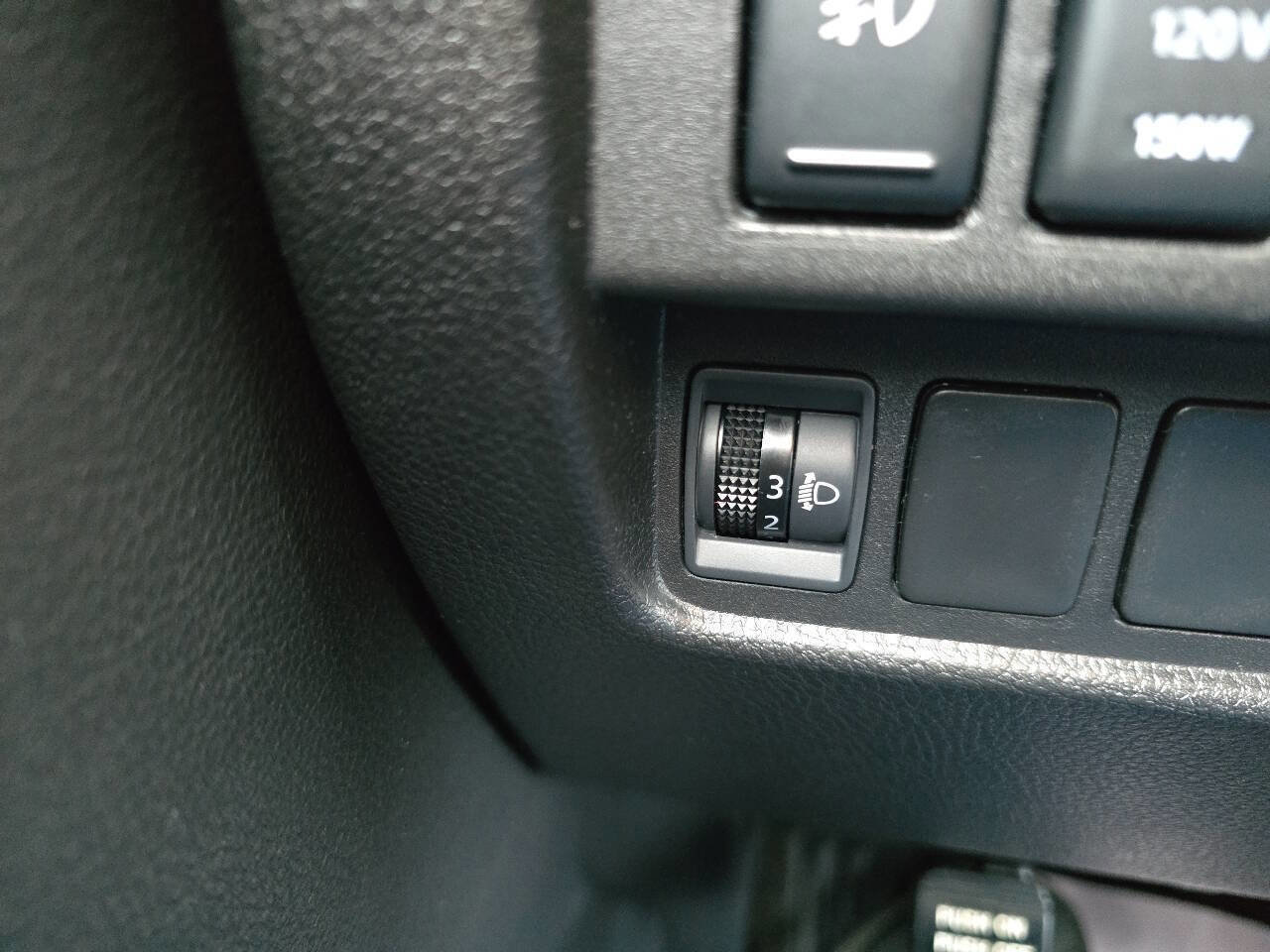 Used 2018 Nissan Titan XD image 40