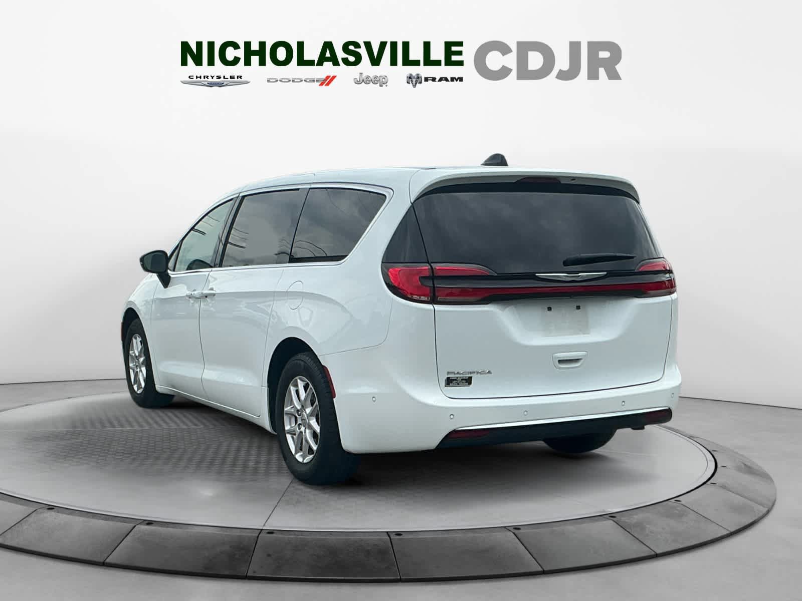 Used 2024 Chrysler Pacifica Touring-L FWD image 3