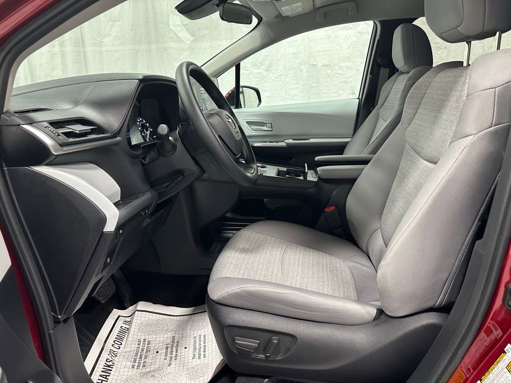 Used 2025 Toyota Sienna LE image 14