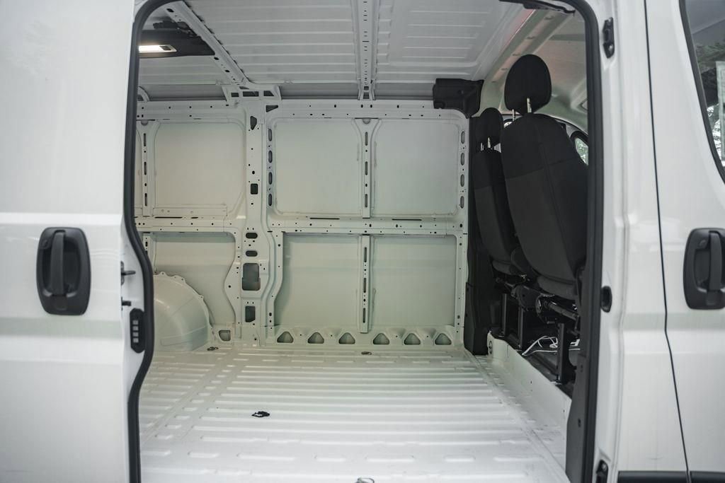 New 2025 RAM ProMaster 2500 w/ Quick Order Package 22G SLT image 16