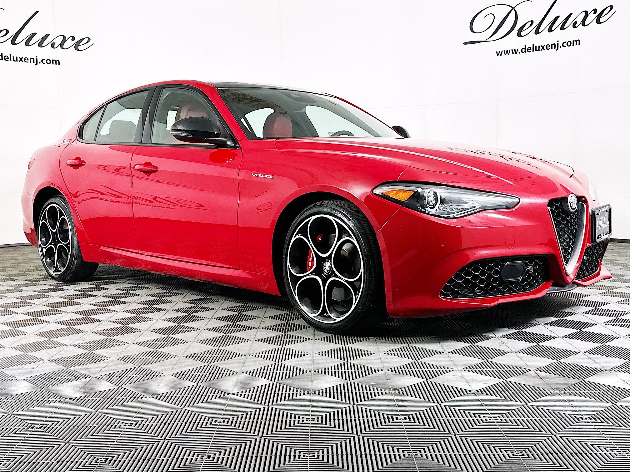 Used 2023 Alfa Romeo Giulia Veloce AWD/4WD video 1