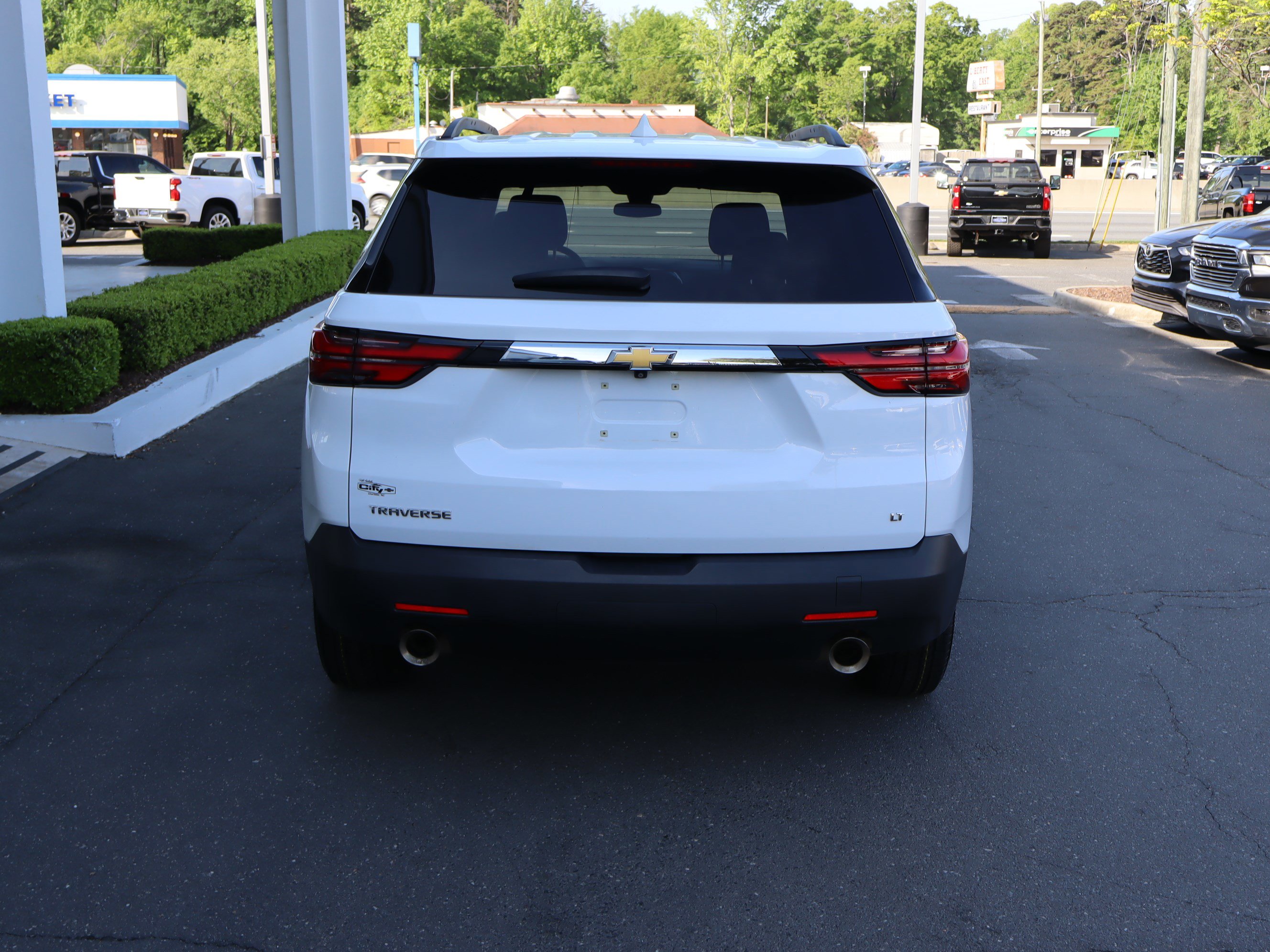 Used 2023 Chevrolet Traverse LT FWD image 9