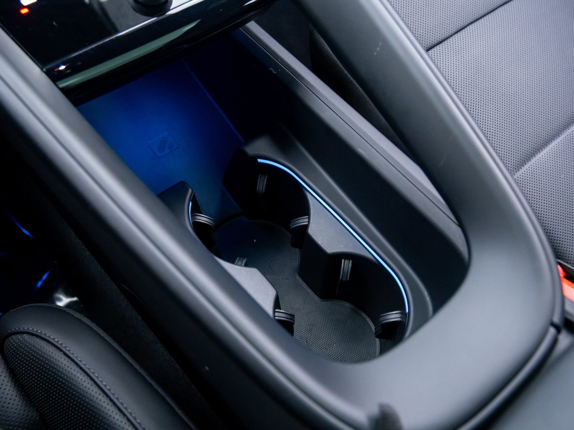 Certified 2025 Porsche Macan 4 Electric image 13