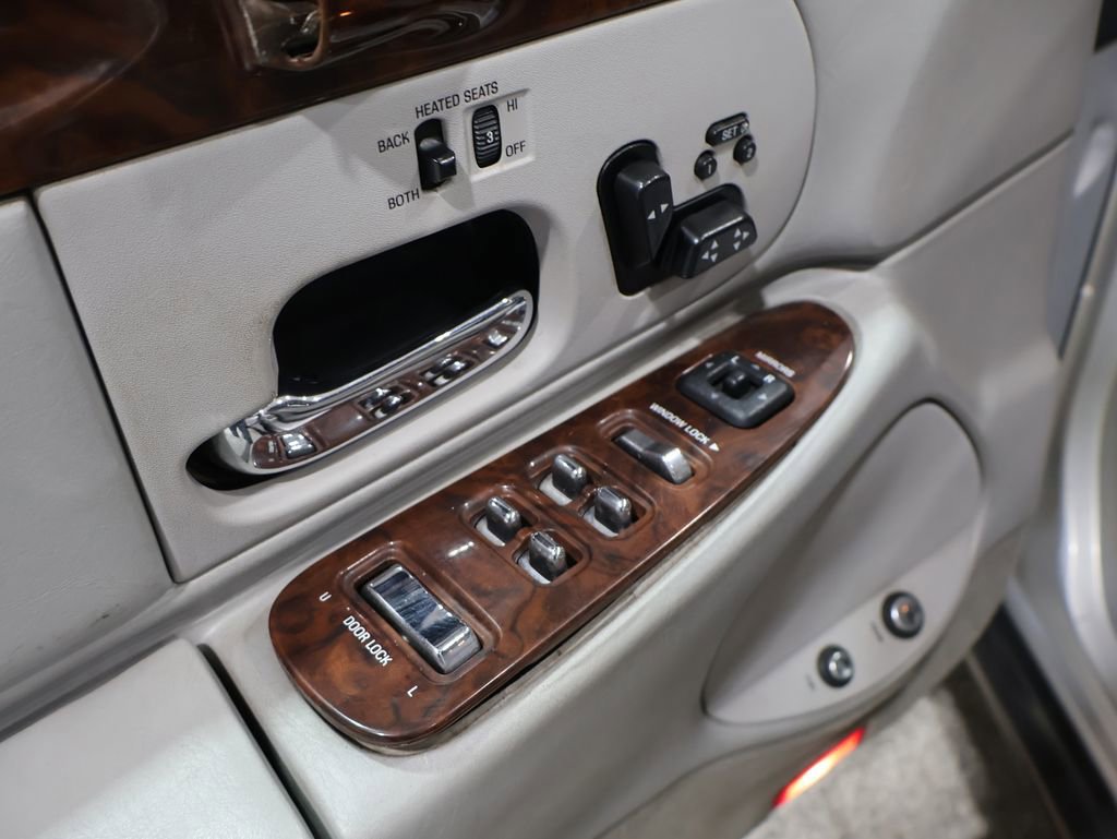 Used 2000 Lincoln Town Car Cartier image 17