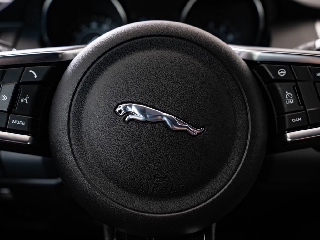 Used 2019 Jaguar E-PACE R-Dynamic SE image 32