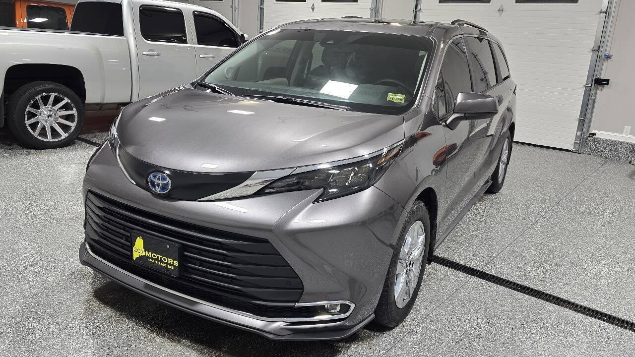 Used 2024 Toyota Sienna XLE w/ XLE Plus Package AWD/4WD image 5
