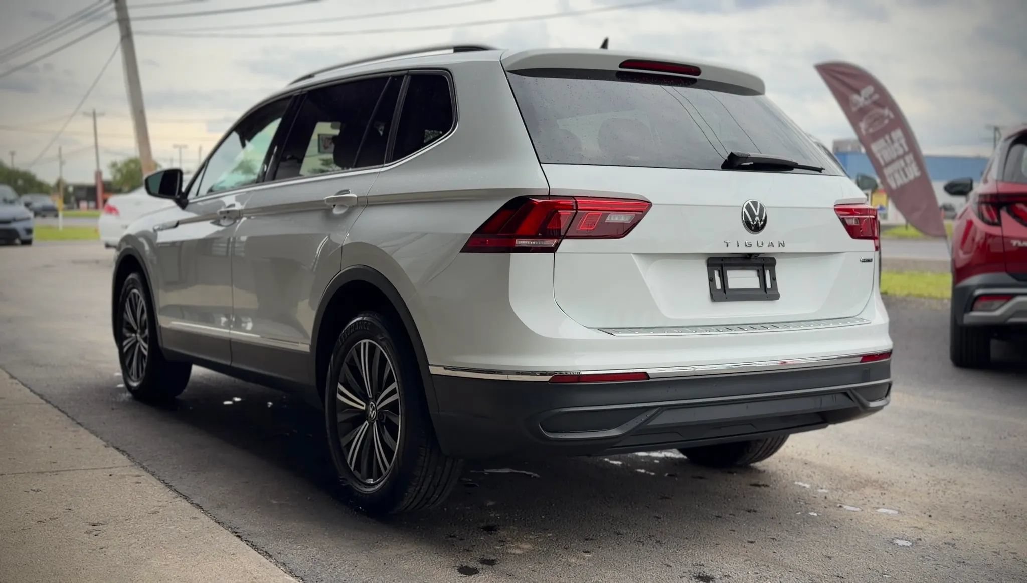 Used 2024 Volkswagen Tiguan SE AWD/4WD image 4