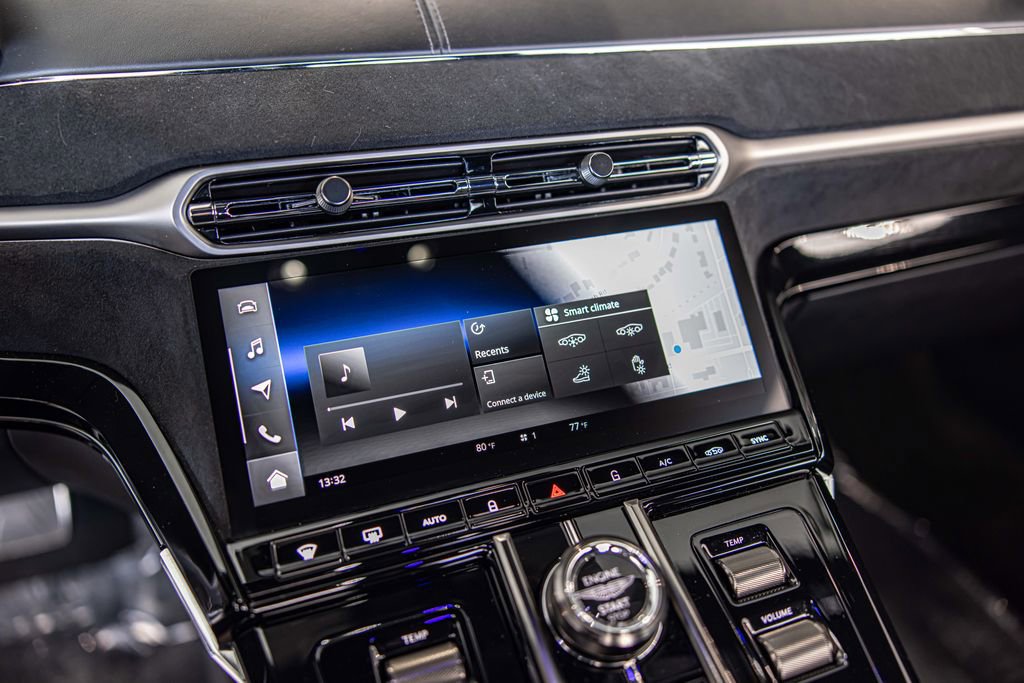 Used 2025 Aston Martin V8 Vantage Coupe image 24