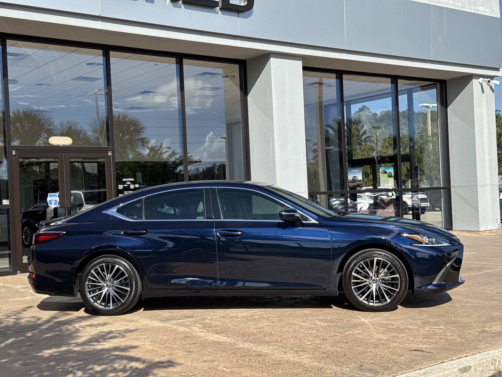 Used 2024 Lexus ES 350 w/ Premium Package FWD image 2