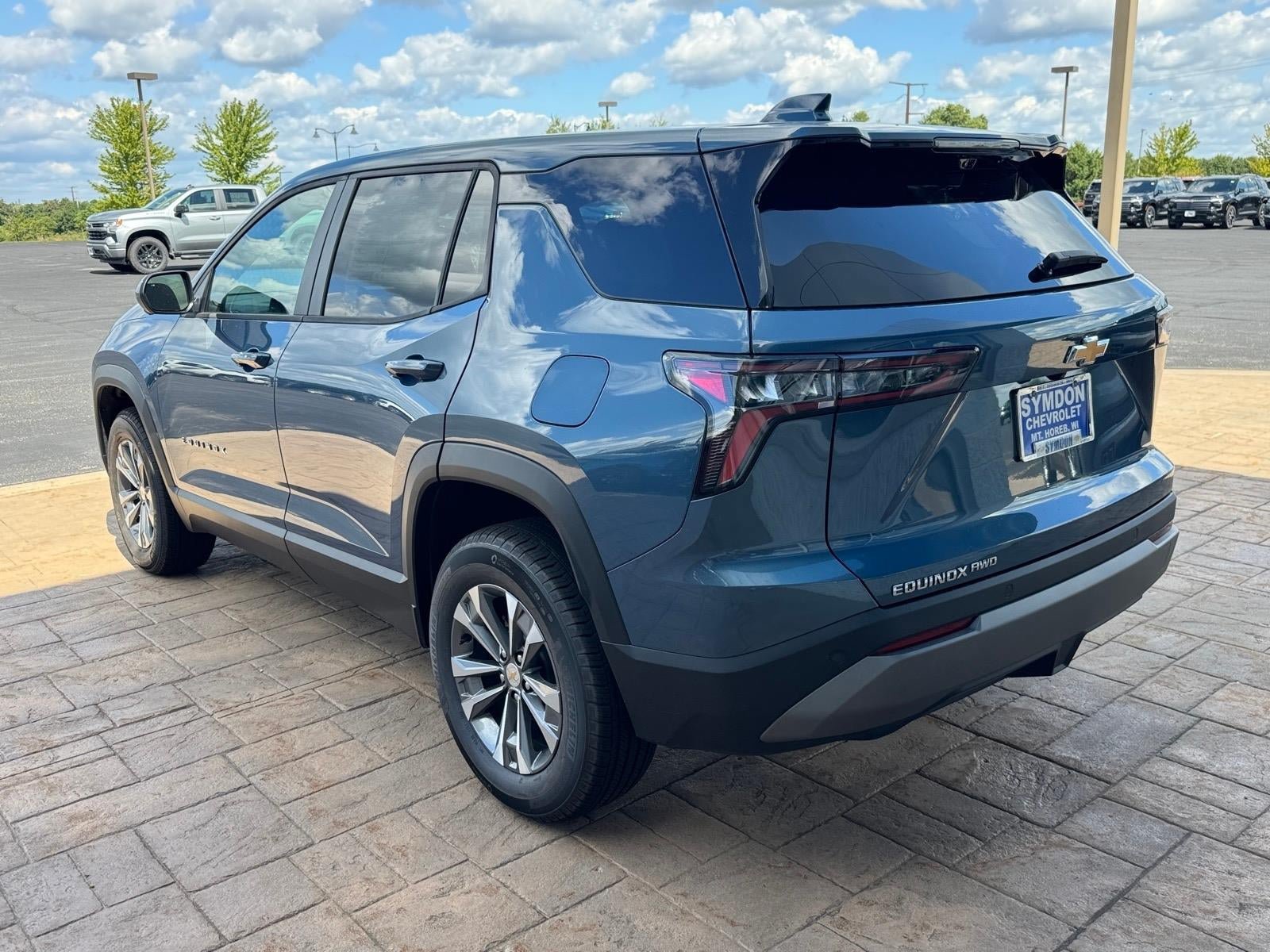 New 2027 Chevrolet Equinox LT w/ Convenience Package II AWD/4WD image 3