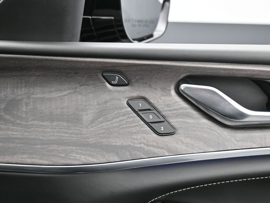 Used 2024 Jeep Grand Cherokee Overland w/ Luxury Tech Group IV image 42