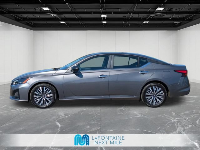 Used 2025 Nissan Altima 2.5 SV FWD image 2