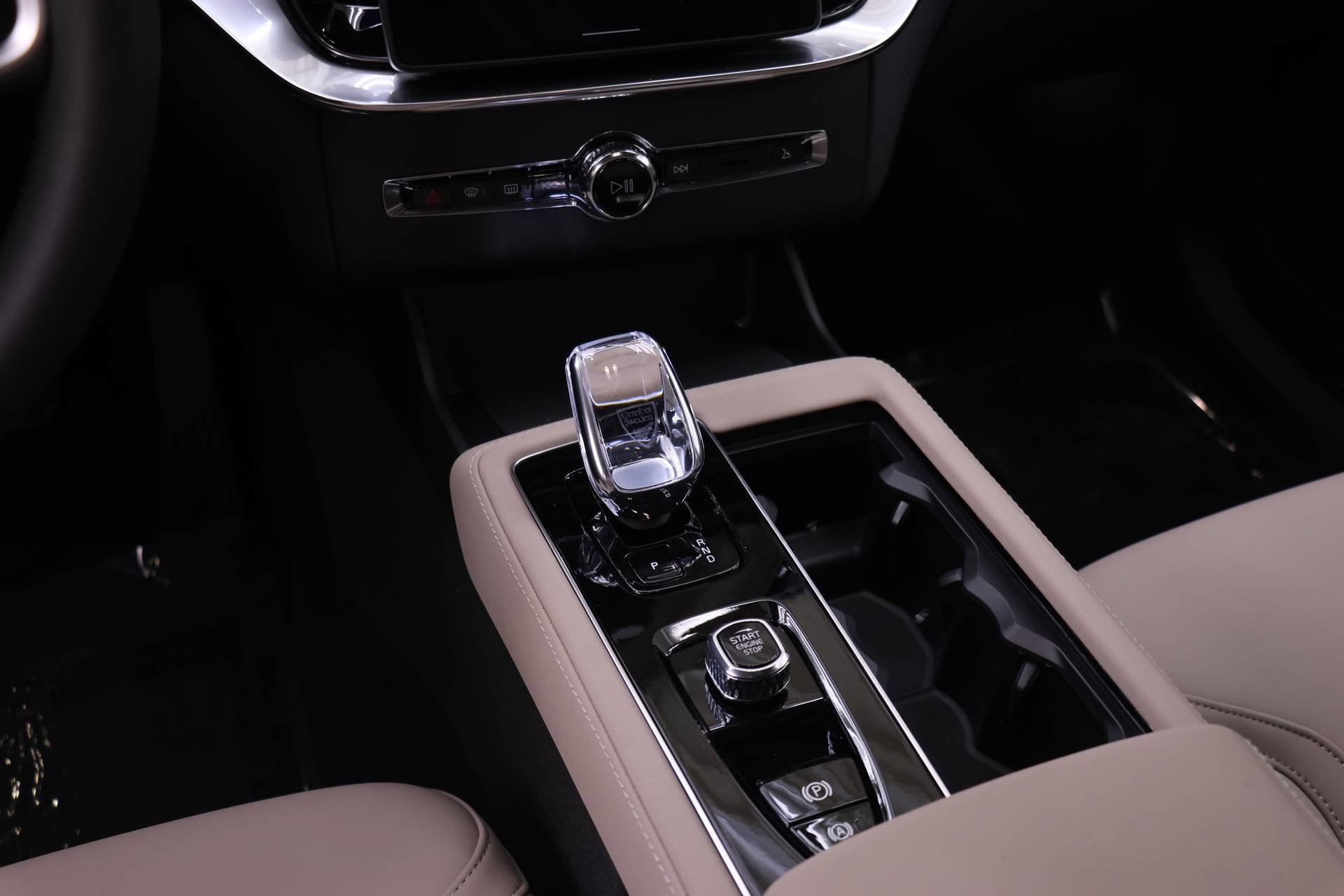 New 2026 Volvo XC90 T8 Plus w/ Protection Package Premier AWD/4WD image 14