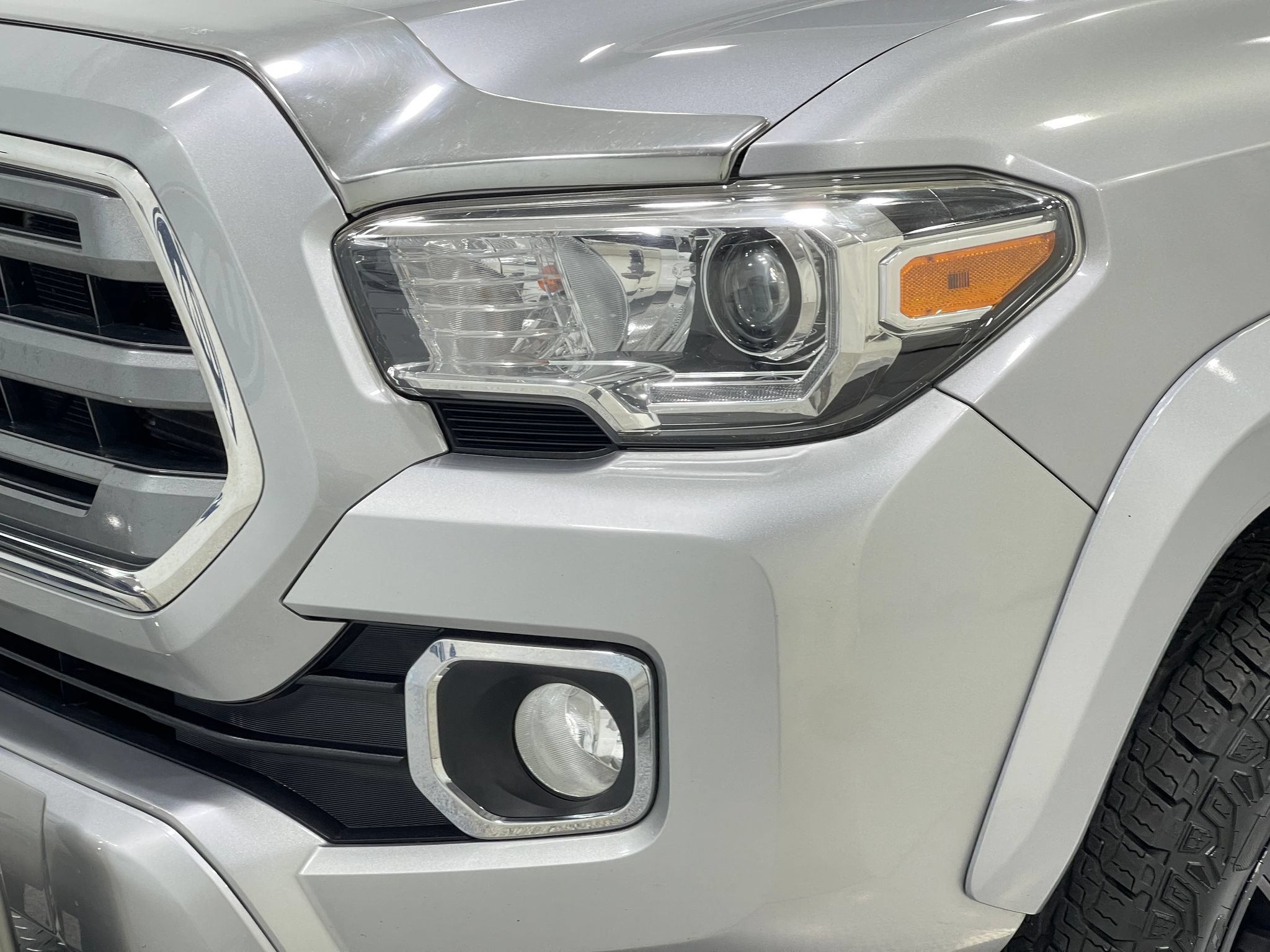 Used 2017 Toyota Tacoma Limited w/ Tow Package AWD/4WD image 32