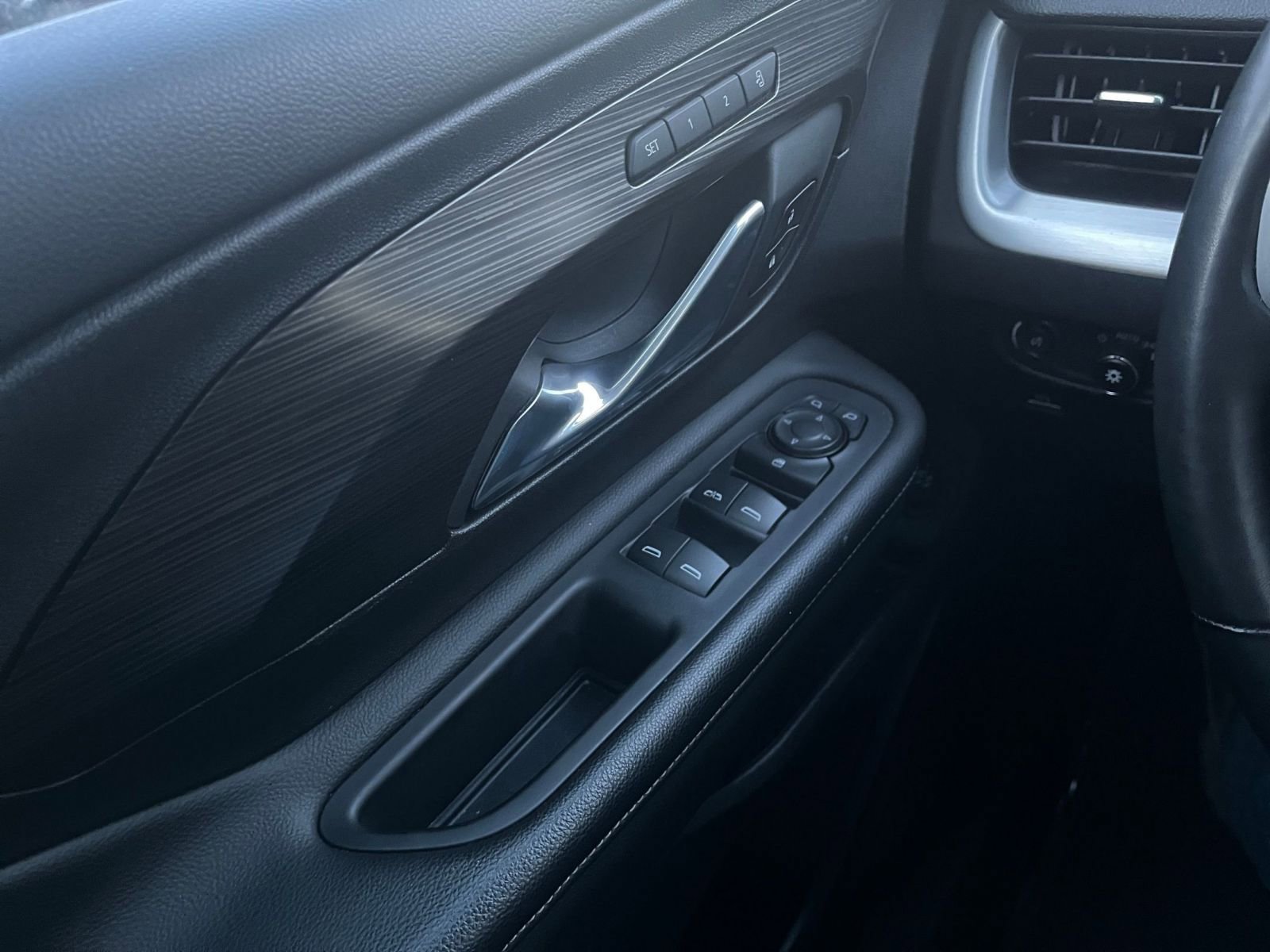 Used 2024 GMC Terrain SLT image 18