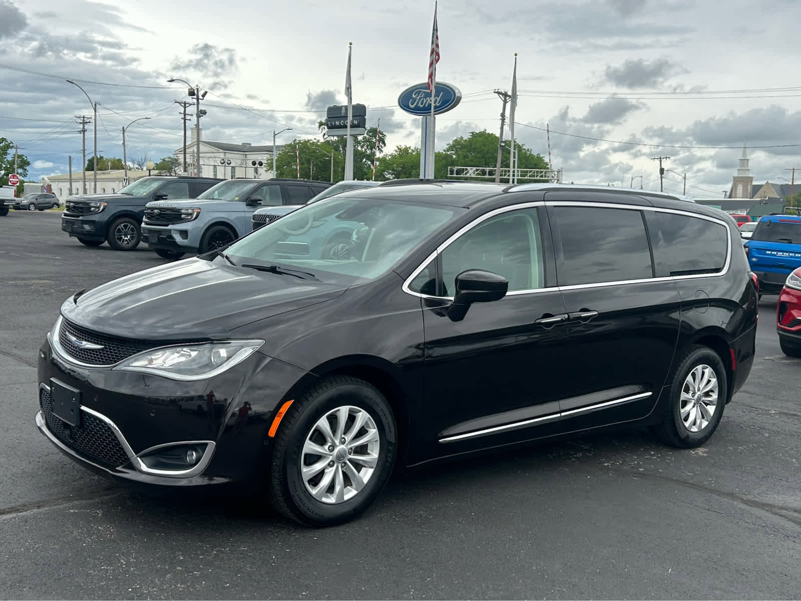 Used 2018 Chrysler Pacifica Touring-L w/ Advanced Safetytec Group FWD image 2