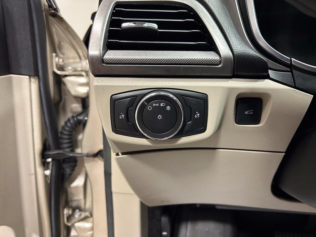 Used 2017 Ford Fusion SE FWD image 13