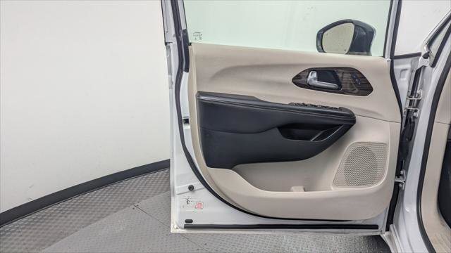 Used 2023 Chrysler Pacifica Limited FWD image 13