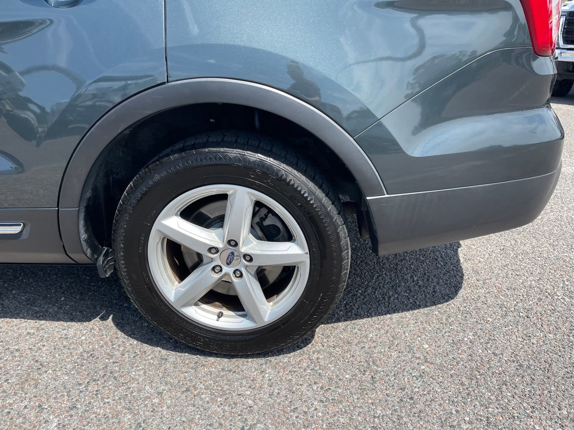 Used 2016 Ford Explorer XLT w/ Equipment Group 202A FWD image 9