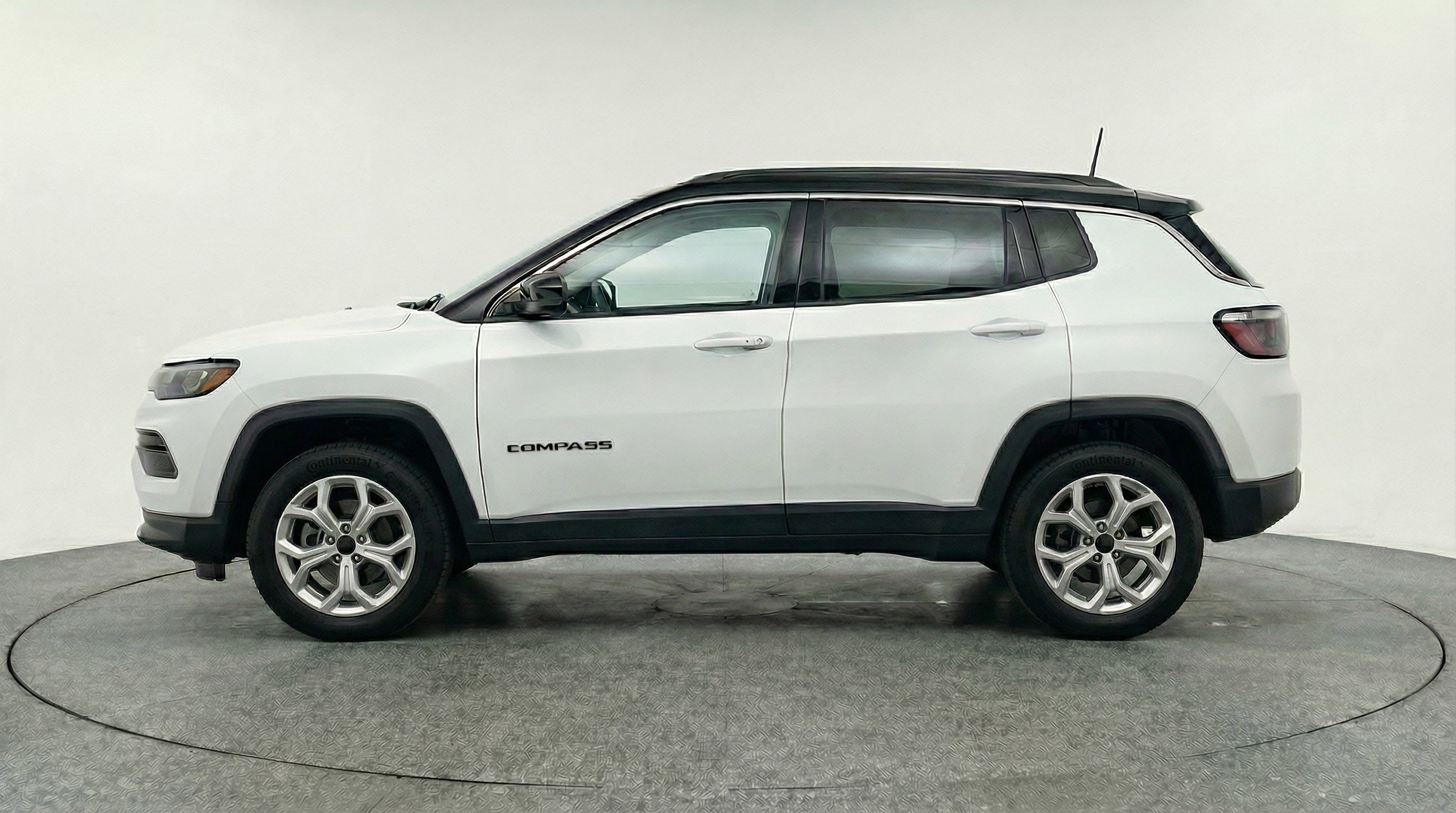 Used 2025 Jeep Compass Latitude image 5