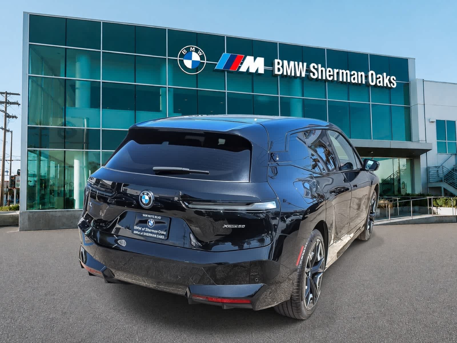 Used 2024 BMW iX xDrive50 w/ Premium Package AWD/4WD image 4