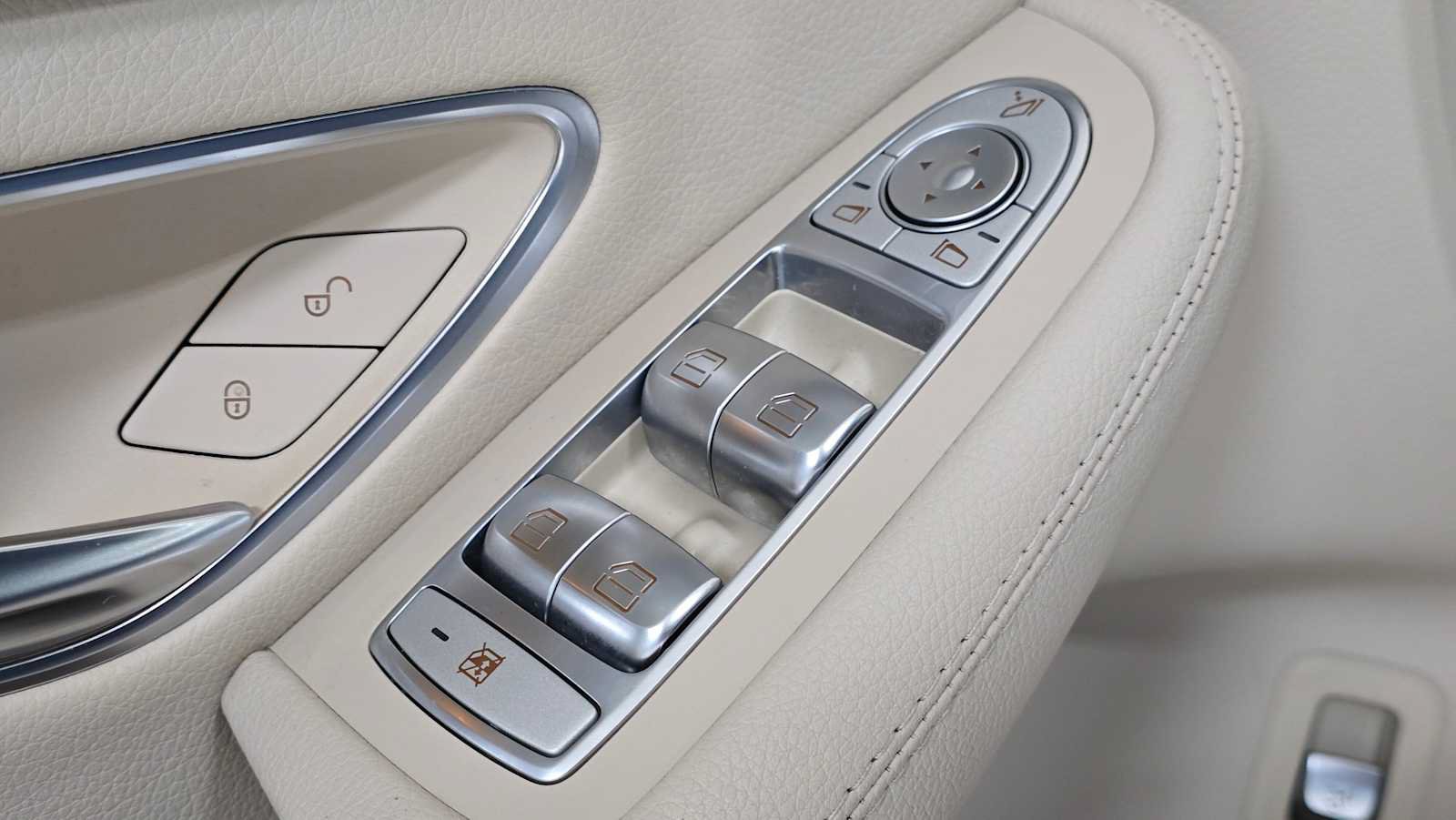 Certified 2016 Mercedes-Benz C 300 4MATIC Sedan image 24