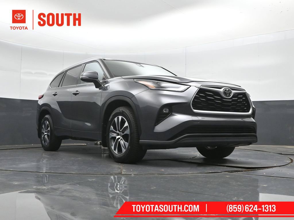Used 2022 Toyota Highlander XLE AWD/4WD image 42