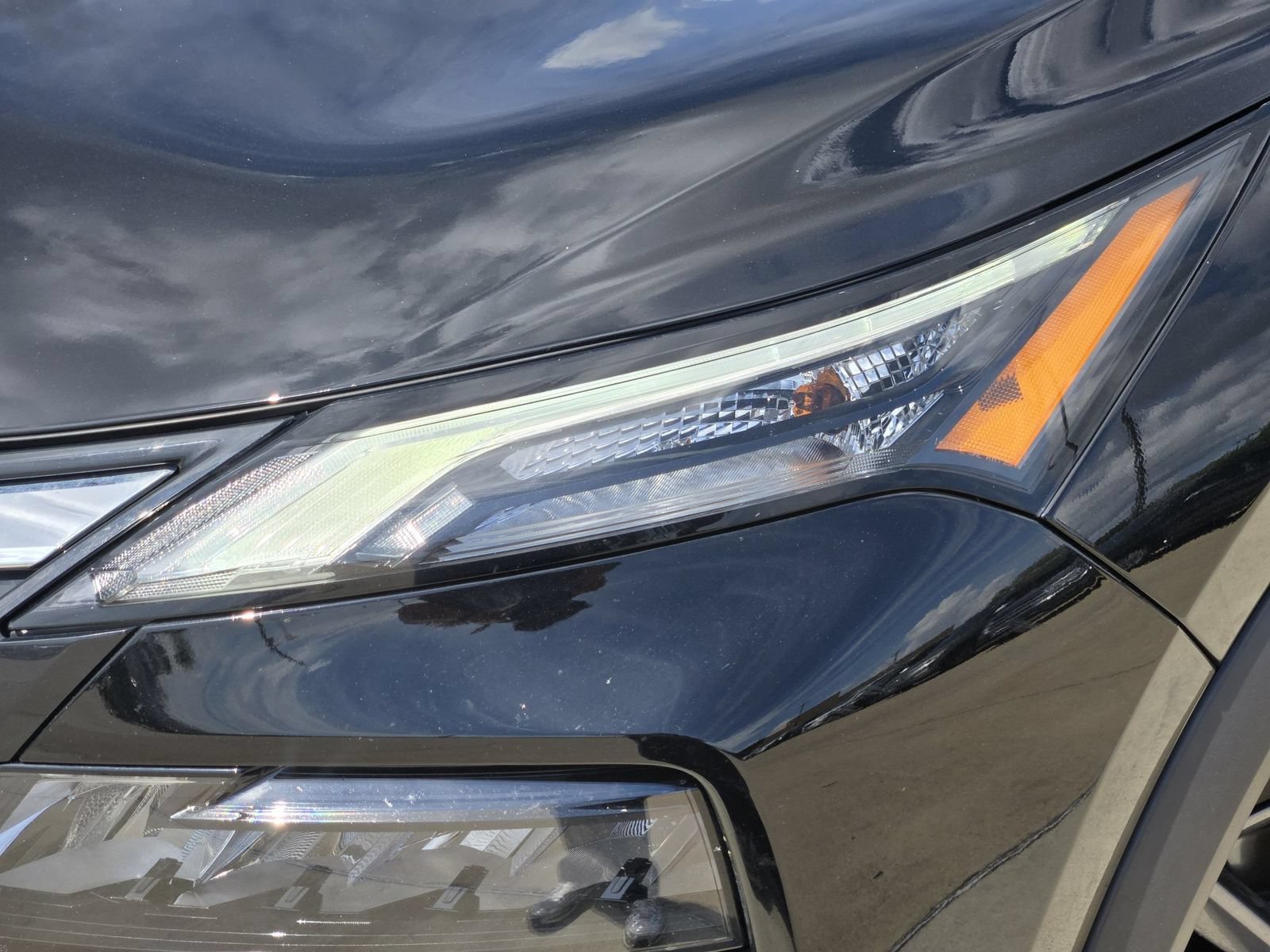 Used 2025 Nissan Rogue S AWD/4WD image 10