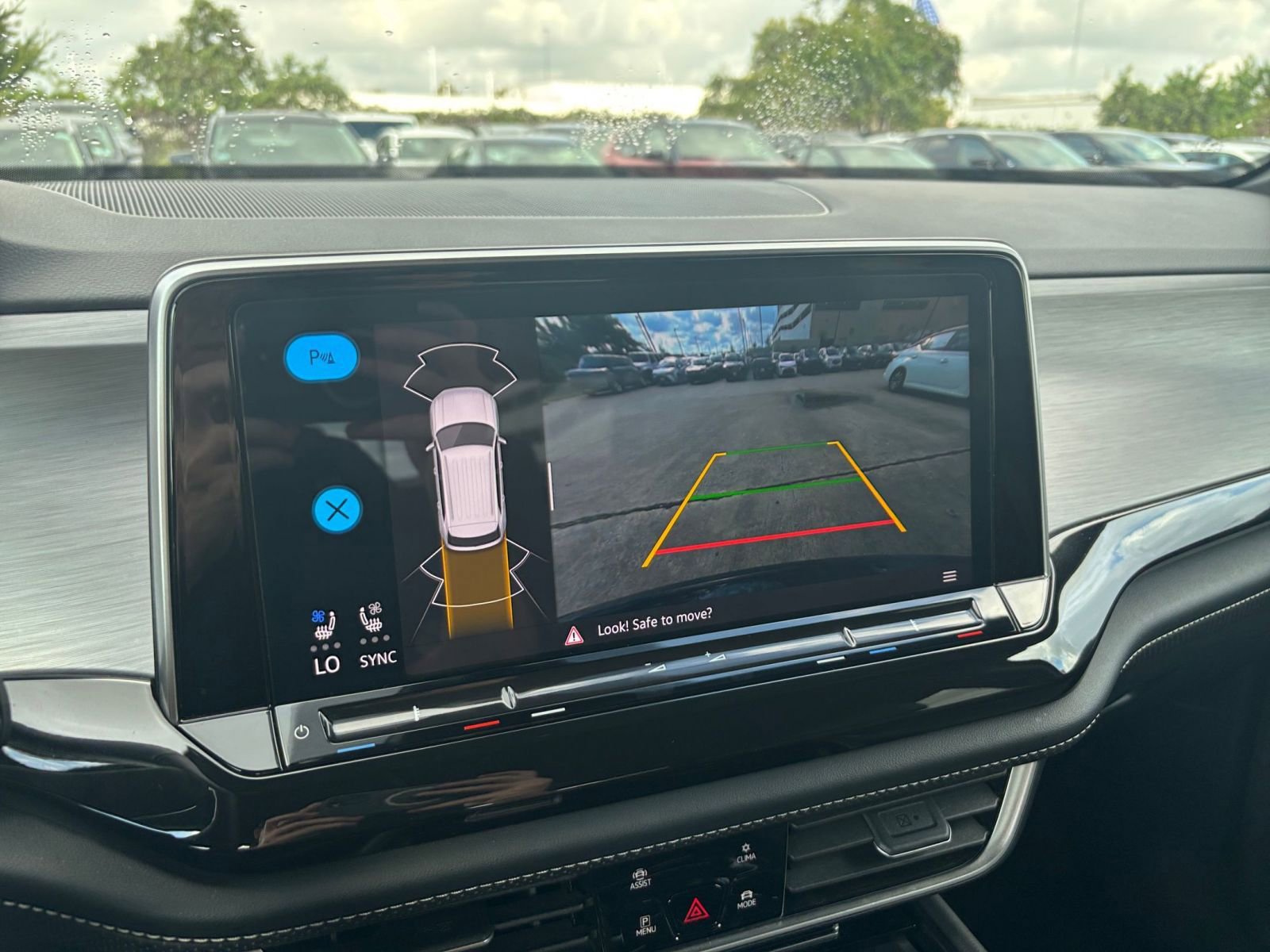 Used 2025 Volkswagen Atlas Cross Sport SE image 17