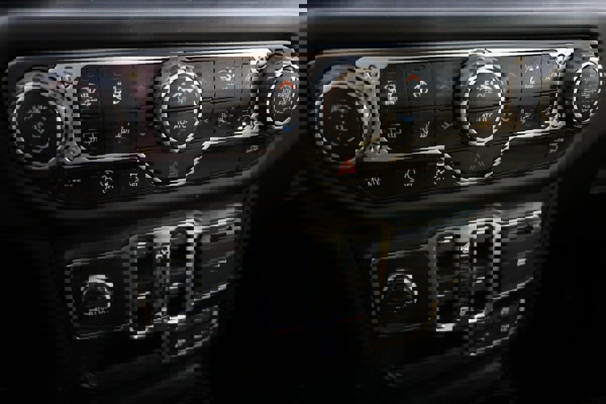 Used 2021 Jeep Wrangler Unlimited Sahara image 29