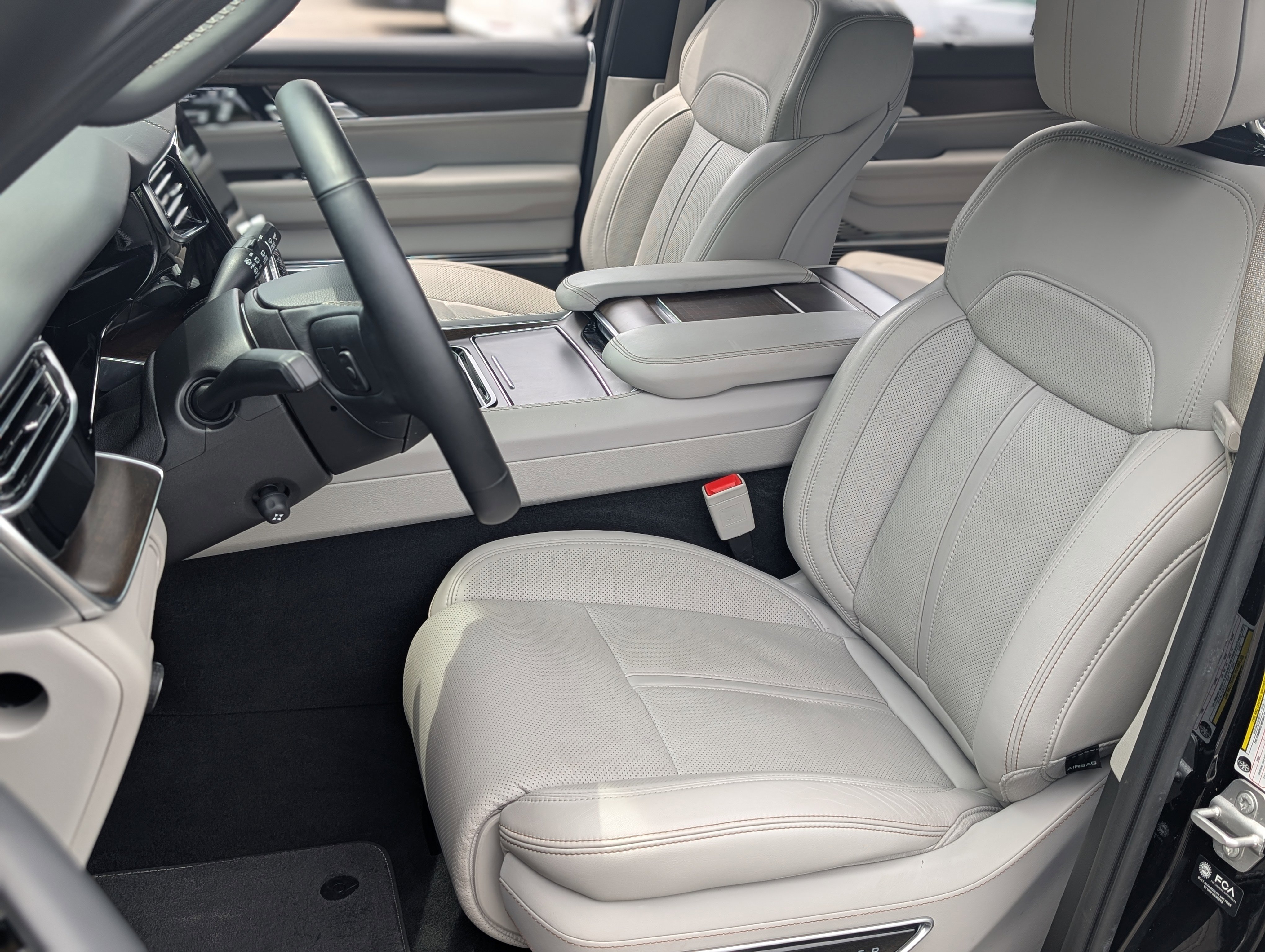 Used 2025 Jeep Grand Wagoneer 4WD image 17