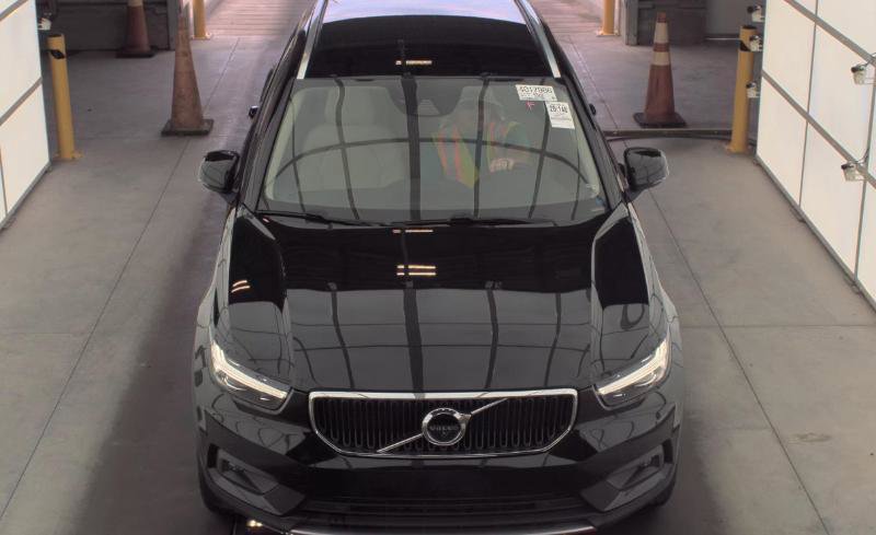 Used 2022 Volvo XC40 T4 Momentum FWD image 2