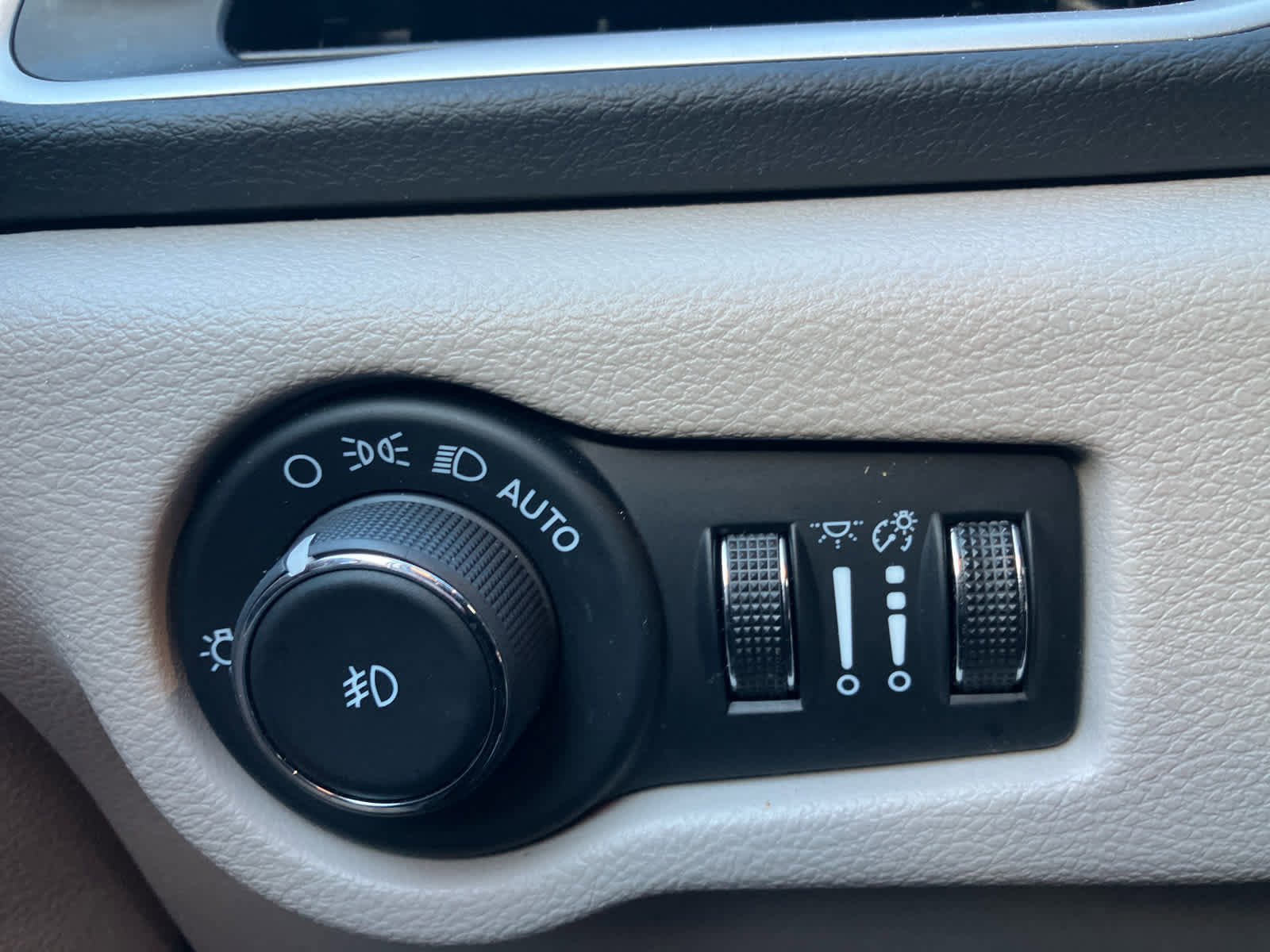 Used 2024 Chrysler Pacifica Touring-L image 14