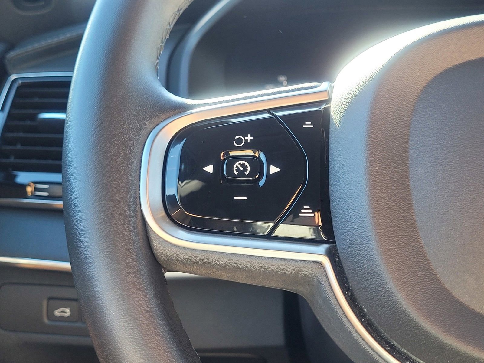 Certified 2023 Volvo XC90 T8 Ultimate AWD/4WD image 21