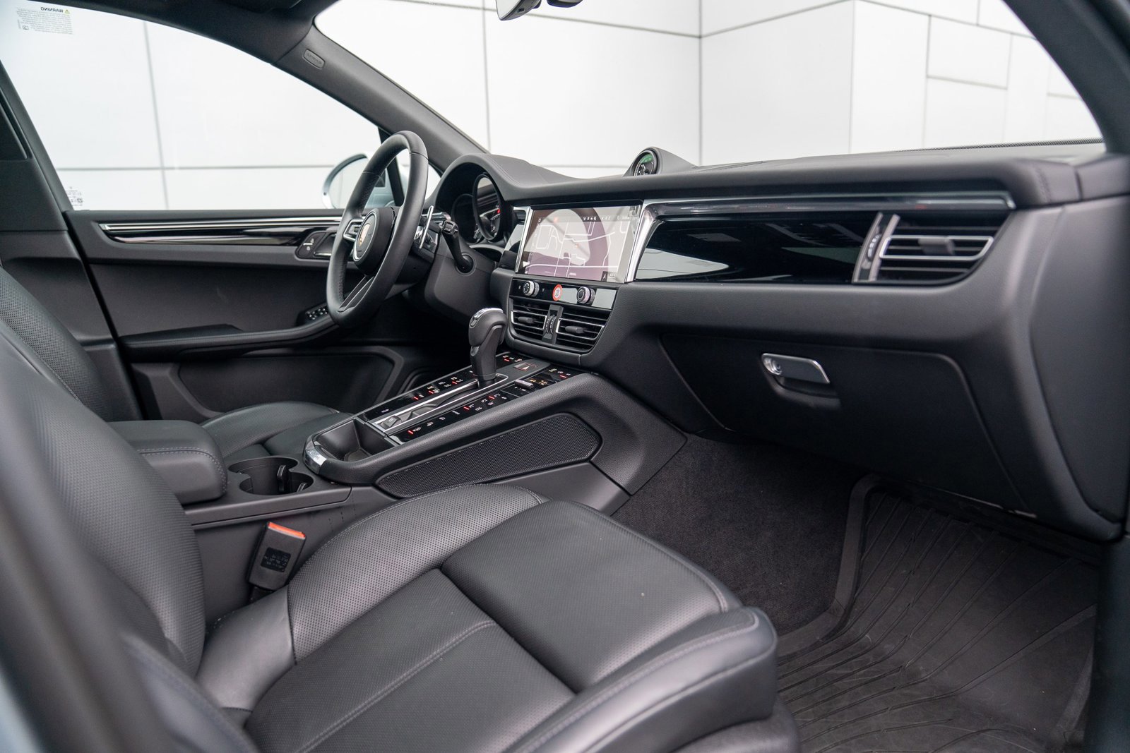 Used 2025 Porsche Macan image 26