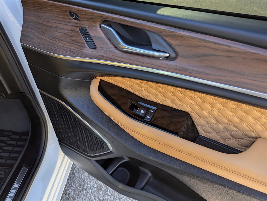 Used 2025 Jeep Grand Cherokee Summit w/ Obsidian Package image 36