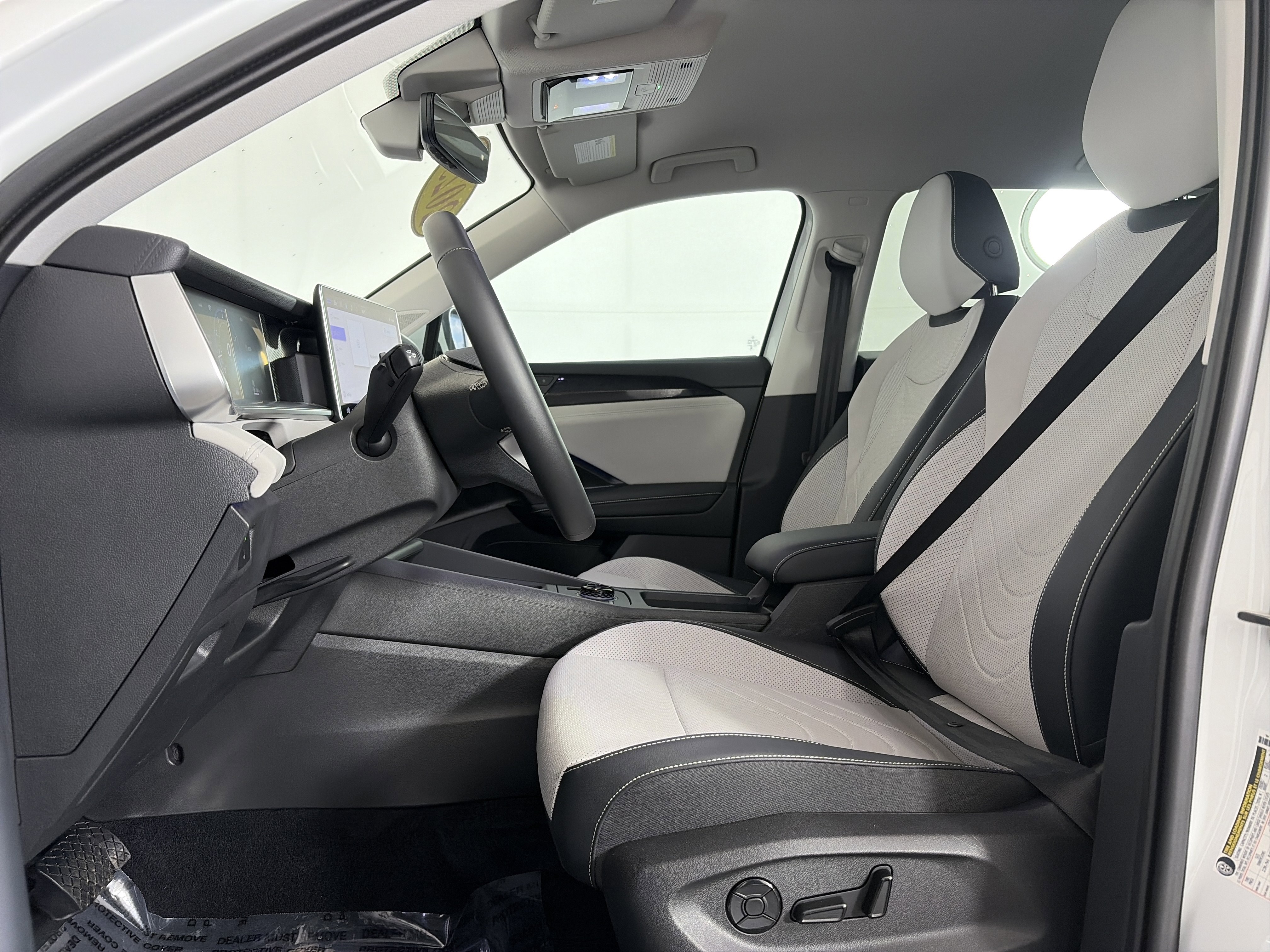 Used 2025 Volkswagen Tiguan SE AWD/4WD image 6